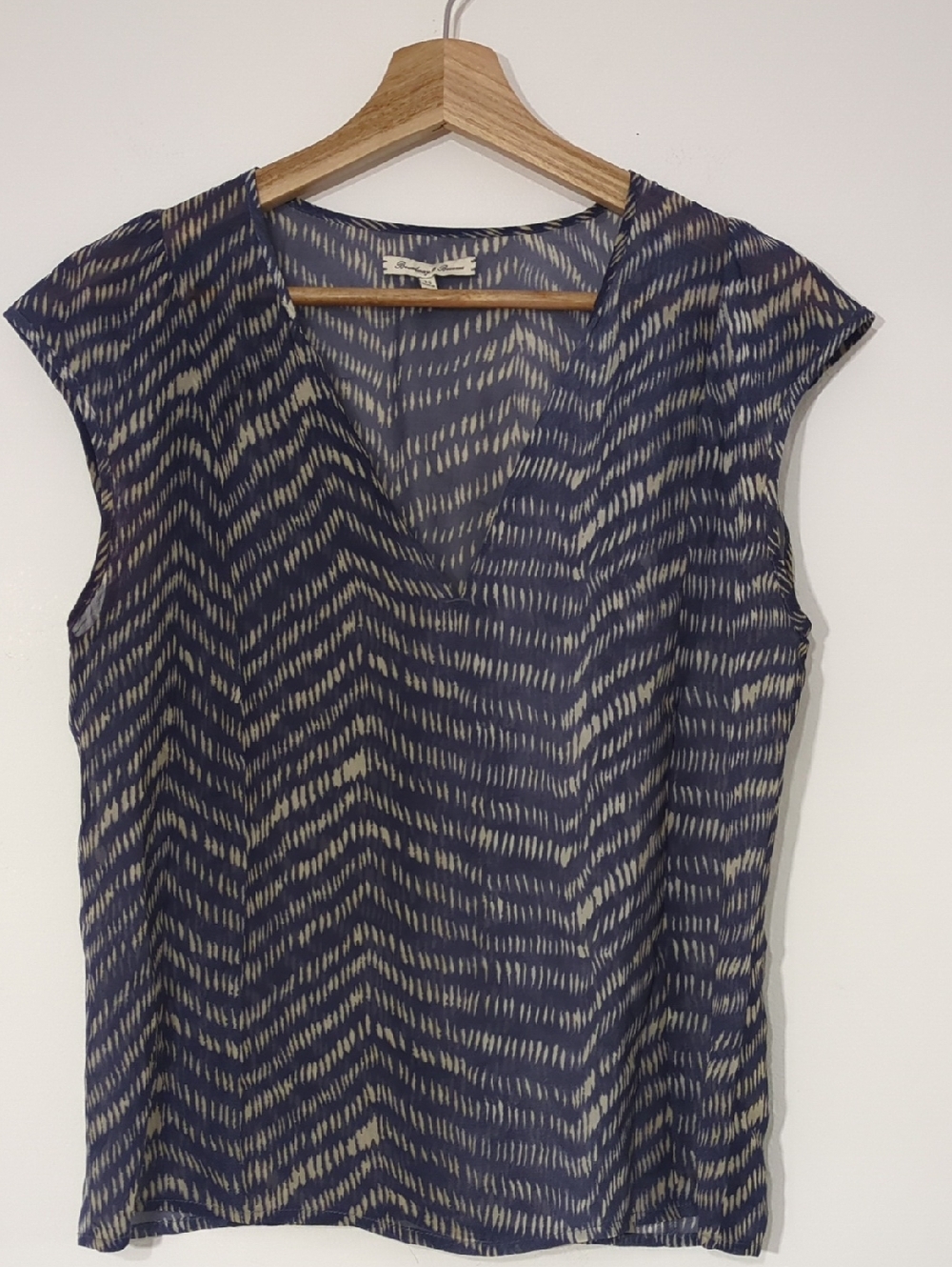 Broadway & Broome Sleeveless Sheer V-Neck Blouse in Navy and Cream Pattern